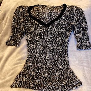 BKE Lacey short sleeved v-neck top